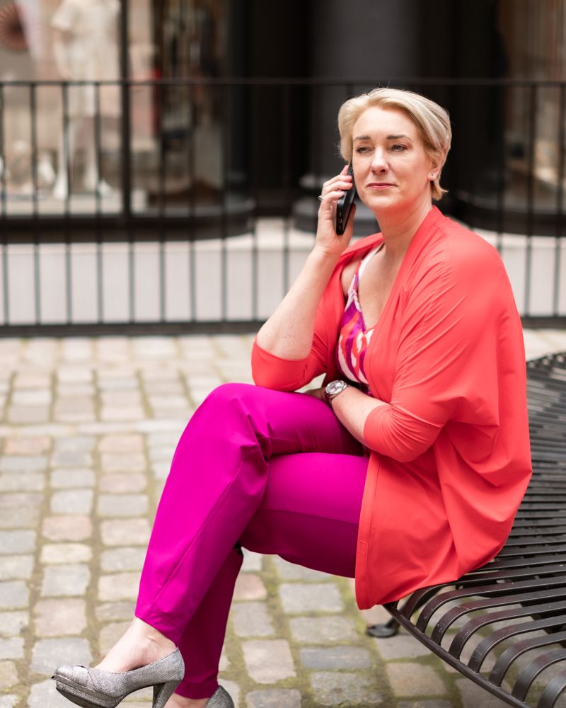 Sandra Putzer am Telefon