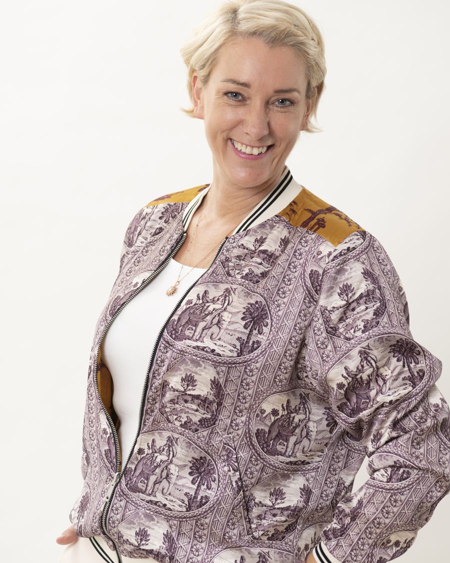 Sandra Putzer im Studio, lächelnd
