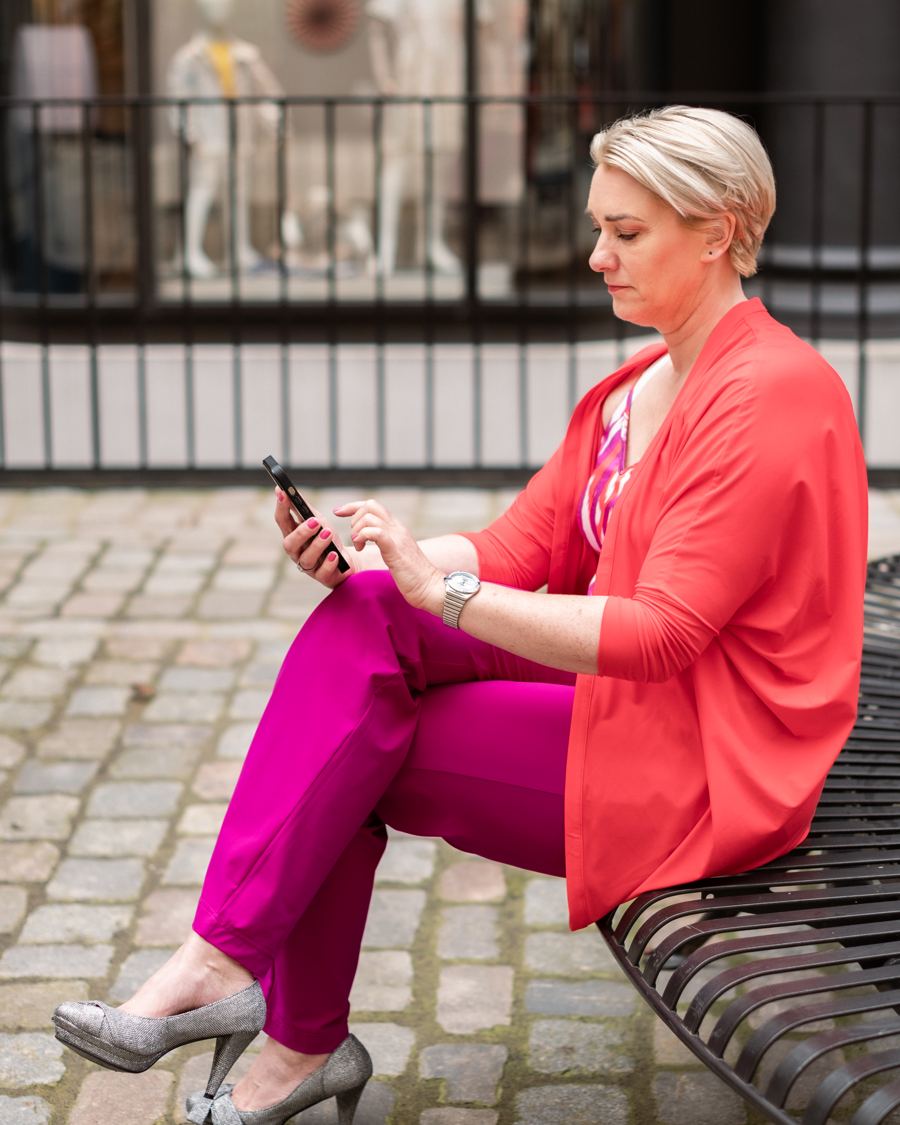 Sandra Putzer schaut auf ihr Handy